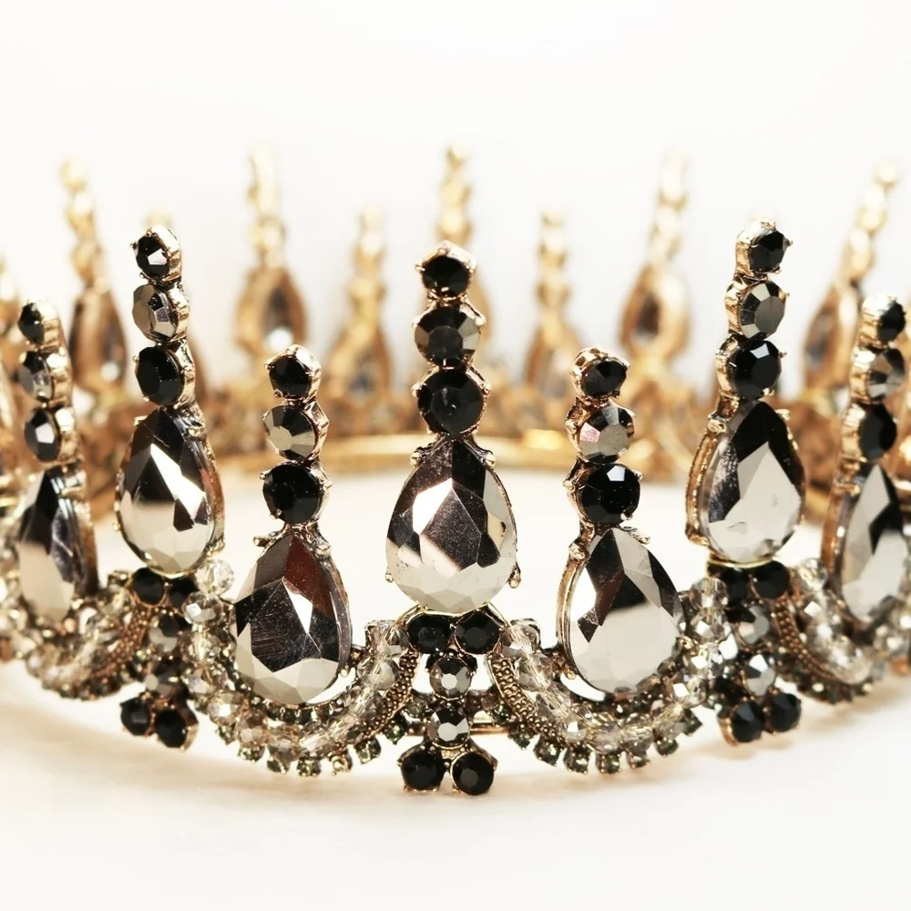 🎊 HOST PICK! 🎉 Exquisite Crystal Encrusted Crown
